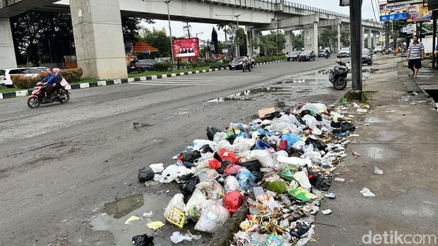 Tumpukan sampah di kawasan 8 Ulu, Jakabaring, Palembang Tumpukan sampah di kawasan 8 Ulu, Jakabaring, Palembang