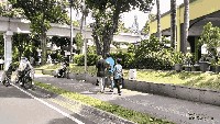 Lalu lalang pengunjung TMII dengan berjalan kaki maupum bersepeda mengelilingi kawasan TMII.