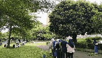 Pengunjung berswafoto bersama keluarga untuk mengabadikan momen liburan mereka.