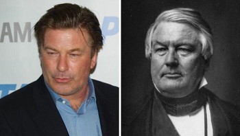 Alec Baldwin & Millard Fillmore Alec Baldwin memang jagonya memerankan tokoh politik, tapi kemiripannya dengan Presiden AS ke-13, Millard Fillmore, bukan sekadar akting. Di setiap potret kuno Fillmore, wajahnya tampak seperti Alec yang sedang melakukan cosplay sejarah. Netizen pun bercanda kalau sang Presiden sebenarnya hanya sedang menyamar jadi aktor. Foto: BoredPanda