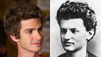 Andrew Garfield & Leon Trotsky Apakah Spider-Man salah merapal mantra hingga terlempar ke era Revolusi Rusia? Jika melihat foto Andrew Garfield bersanding dengan Leon Trotsky, kamu pasti akan garuk-garuk kepala. Dari gaya rambut hingga tatapan matanya, kemiripan mereka berdua benar-benar berada di level atas. Foto: BoredPanda
