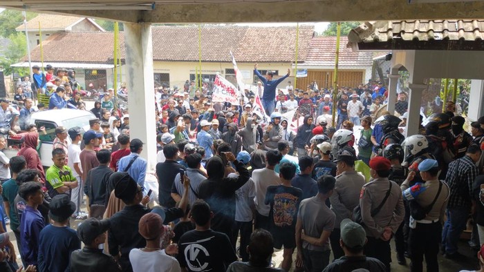 Kades di Cianjur Mundur Usai Didemo gegara Dugaan Chat Mesum