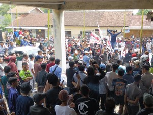 Kades di Cianjur Mundur Usai Didemo gegara Dugaan Chat Mesum