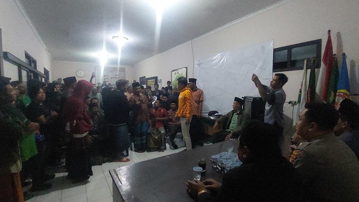 Didemo Warga, Kades Sumberkradenan Malang Mundur