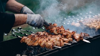 Jangan Kalap, Segini Batas Aman Konsumsi Daging di Malam Tahun Baru
