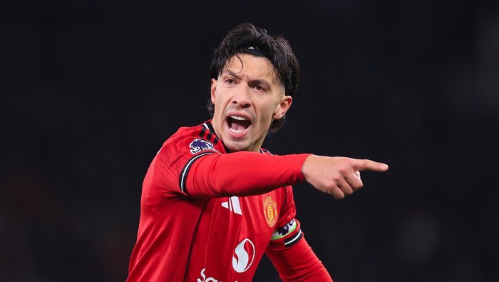 MANCHESTER, ENGLAND - DECEMBER 30: Lisandro Martinez of Manchester United gestures during the Premier League match between Manchester United and Wolverhampton Wanderers at Old Trafford on December 30, 2025 in Manchester, England. (Photo by Simon Stacpoole/Offside/Offside via Getty Images)