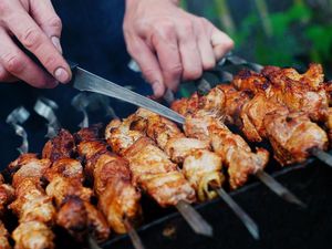 Dokter Gizi Bagikan Tips Makan Sate Aman saat Malam Tahun Baru