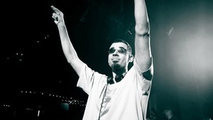 AFROJACK membuktikan darah Maluku mengalir di balik dentuman EDM yang sering bikin festival musik pecah. Foto: Instagram AFROJACK