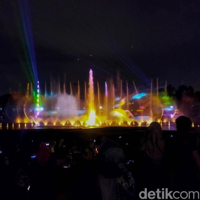 Air Mancur Tirta Pikat Pengunjung dengan Tarian Air Berlampu Warna-warni