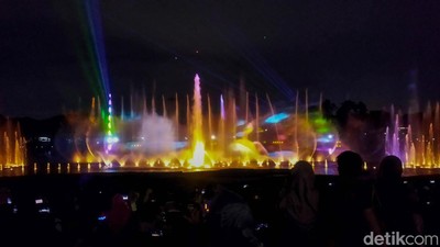Air Mancur Tirta Pikat Pengunjung dengan Tarian Air Berlampu Warna-warni