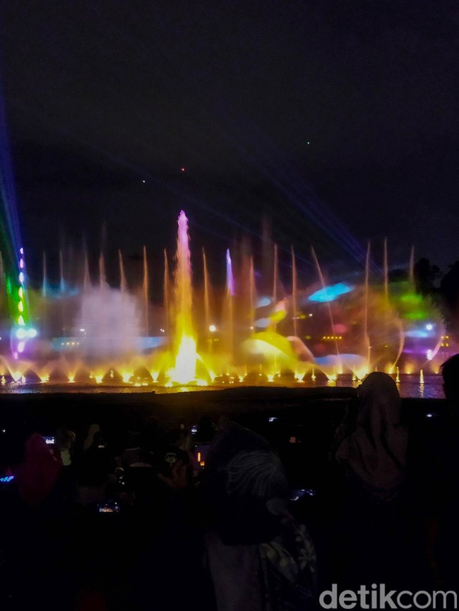 Air Mancur Tirta Pikat Pengunjung dengan Tarian Air Berlampu Warna-warni