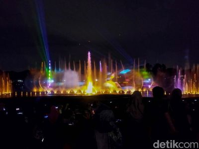 Air Mancur Tirta Pikat Pengunjung dengan Tarian Air Berlampu Warna-warni