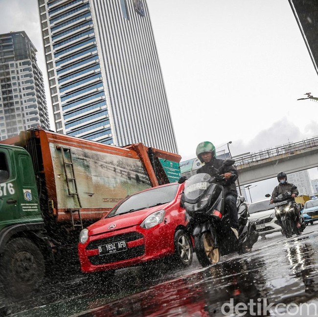 Akhir Tahun, Jakarta Diguyur Hujan