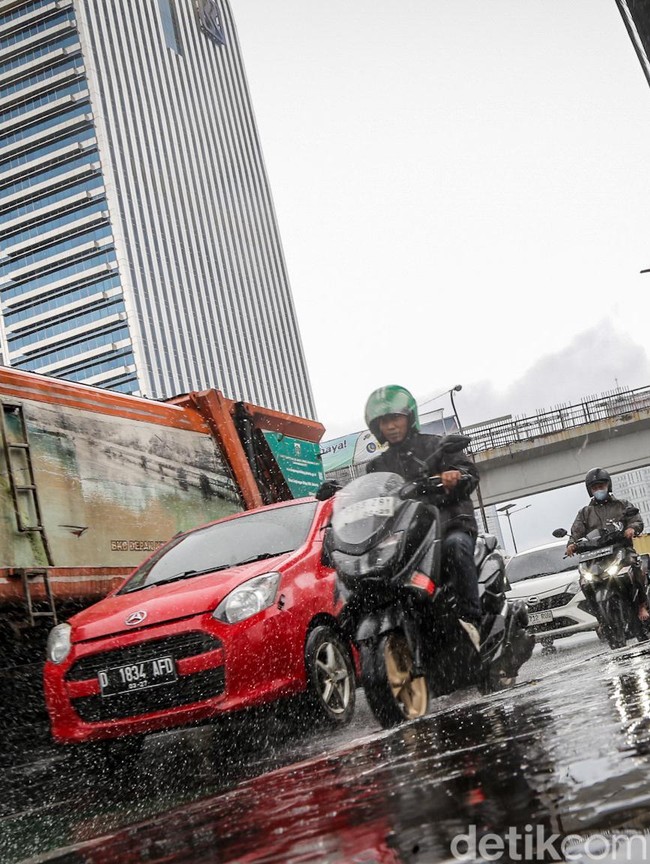 Akhir Tahun, Jakarta Diguyur Hujan