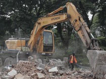 Jelang Akhir 2025, 6 Bangunan di Taman Pelangi Surabaya Dirobohkan