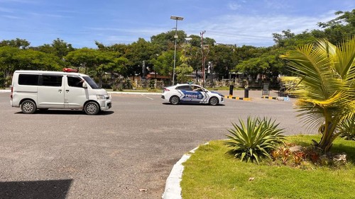 Ambulans membawa jenazah korban kapal pinisi Putri Sakinah ke Bandara Internasional Komodo Labuan Bajo, Rabu (31/12/2025) (Dok.Budi Widjaja)