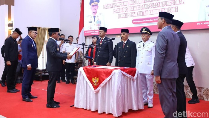 Bupati Bone Andi Asman Sulaiman melantik Kepala OPD dan Camat lingkup Pemkab Bone, Rabu (31/12/2025).