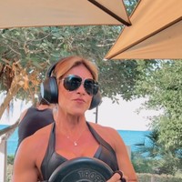 Potret Nenek 55 Tahun Punya Body Fit, Bikin Pria Berondong Terpikat