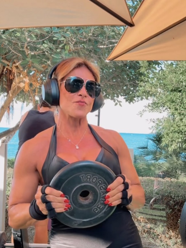 Potret Nenek 55 Tahun Punya Body Fit, Bikin Pria Berondong Terpikat