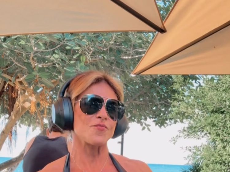 Potret Nenek 55 Tahun Punya Body Fit, Bikin Pria Berondong Terpikat