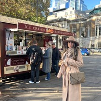 Andrea dikenal terbuka soal fakta bahwa dirinya kerap menarik perhatian pria yang usianya setengah dari dirinya. Penampilannya yang glamor, penuh percaya diri, dan fisik yang terlatih membuat banyak orang tak percaya usianya sudah menginjak 55 tahun, bahkan sudah menjadi nenek.  Foto: dok. Instagram @andrea__sunshinee