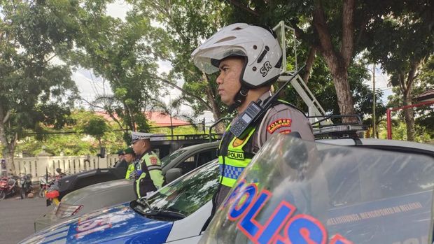 Anggota Polres Manggarai Barat bersiap melakukan patroli di Labuan Bajo, Rabu (31/12/2025) sore. (Dok. Ambrosius Ardin/detikBali)