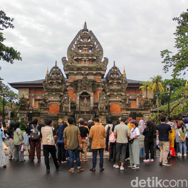 Antusias Sambut Tahun Baru, Pengunjung Tumpah Ruah di TMII