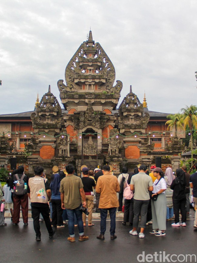 Antusias Sambut Tahun Baru, Pengunjung Tumpah Ruah di TMII