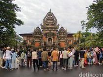 Antusias Sambut Tahun Baru, Pengunjung Tumpah Ruah di TMII