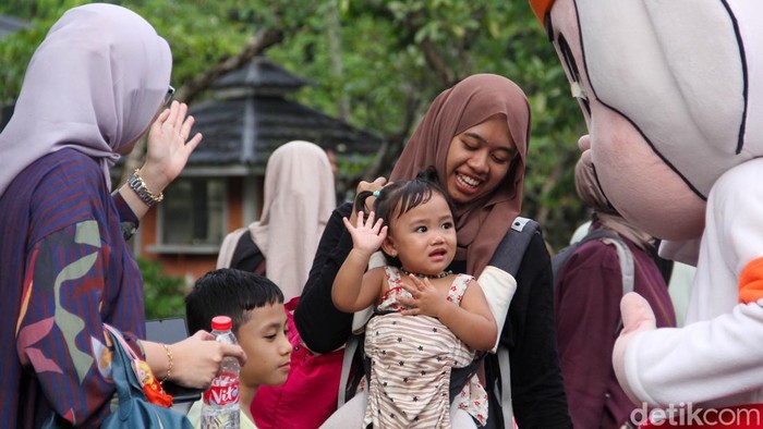 Antusiasme masyarakat menyambut pergantian tahun terlihat di kawasan Taman Mini Indonesia Indah (TMII), Jakarta Timur, Rabu (31/12/2025). Sejak sore hari, pengunjung terus berdatangan dan memadati area wisata untuk menikmati berbagai rangkaian hiburan malam Tahun Baru.