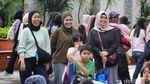 Antusias Sambut Tahun Baru, Pengunjung Tumpah Ruah di TMII