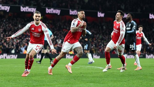 Soccer Football - Premier League - Arsenal v Aston Villa - Emirates Stadium, London, Britain - December 30, 2025 Arsenals Gabriel Jesus celebrates scoring their fourth goal with Leandro Trossard and Martin Zubimendi REUTERS/David Klein EDITORIAL USE ONLY. NO USE WITH UNAUTHORIZED AUDIO, VIDEO, DATA, FIXTURE LISTS, CLUB/LEAGUE LOGOS OR LIVE SERVICES. ONLINE IN-MATCH USE LIMITED TO 120 IMAGES, NO VIDEO EMULATION. NO USE IN BETTING, GAMES OR SINGLE CLUB/LEAGUE/PLAYER PUBLICATIONS. PLEASE CONTACT YOUR ACCOUNT REPRESENTATIVE FOR FURTHER DETAILS..