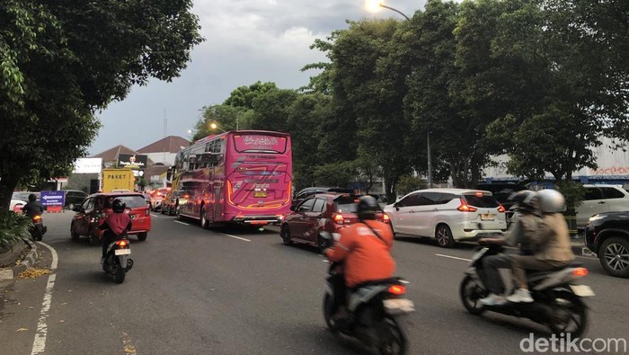 Arus lalu lintas di pusat Kota Jogja sekitar kawasan Tugu, Rabu (31/12) petang.