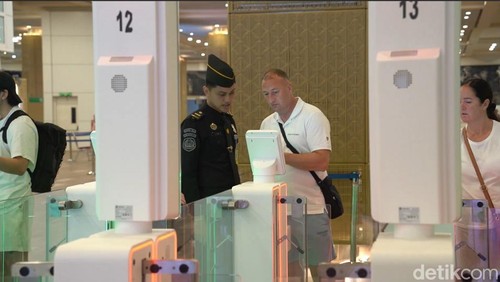Penumpang pesawat sedang memindai visa elektronik di terminal internasional Bandara Internasional I Gusti Ngurah Rai, Rabu (31/12/2025). (Dok Imigrasi Ngurah Rai).