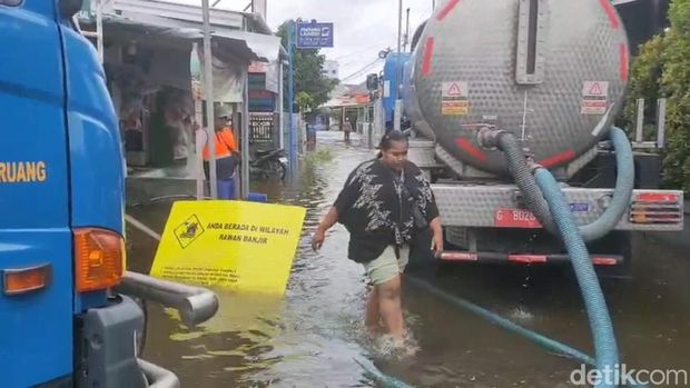 Pompa air dikerahkan sedot banjir di Kota Tegal, Rabu (31/12/2025).