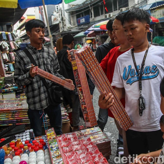 Berburu Petasan, Terompet dan Kembang Api untuk Rayakan Tahun Baru