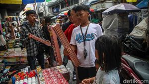 Berburu Petasan, Terompet dan Kembang Api untuk Rayakan Tahun Baru