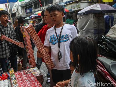 Berburu Petasan, Terompet dan Kembang Api untuk Rayakan Tahun Baru