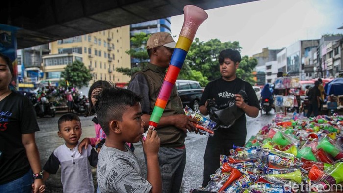 Sejumlah warga membeli petasan terompet dan kembang api di Pasar Asemka, Jakarta Barat, Rabu (31/12/2025). Aktivitas jual beli perlengkapan perayaan malam pergantian tahun itu masih berlangsung hingga siang hari, meski suasananya tidak seramai tahun-tahun sebelumnya.