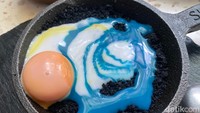 Untuk susunya dibuat warna biru cantik, sementara yang menyerupai telur mentah itu adalah selai srikaya. Untuk menikmatinya harus dicampurkan ke atas wajan dan disantap bersamaan. Foto: Yenny Mustika Sari/detikcom