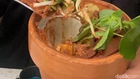 Uniknya lagi ada hidangan menyerupai pot tanaman. Namun, hidangan ini hanya menyerupai tanah dalam pot, aslinya adalah gado-gado (Rp 30.000). Raditya Dika sempat cicip menu ini dan dibagikan di media sosialnya bulan Oktober lalu. Foto: Yenny Mustika Sari/detikcom