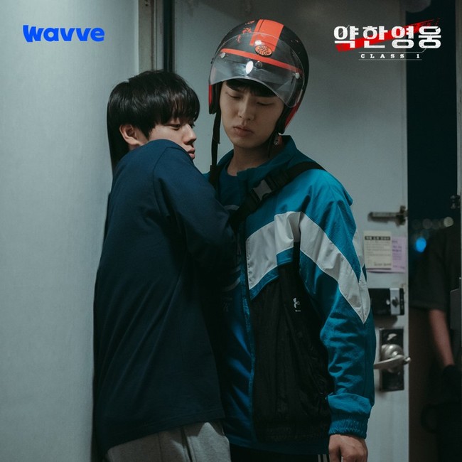 Karakter Park Ji Hoon adalah siswa jenius yang pendiam, sementara Choi Hyun Wook adalah petarung yang setia kawan. Keduanya saling melindungi di tengah konflik perundungan sekolah, membuat penonton Weak Hero Class 1 mewek. Foto: Instagram