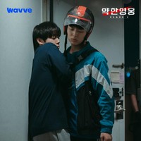 Karakter Park Ji Hoon adalah siswa jenius yang pendiam, sementara Choi Hyun Wook adalah petarung yang setia kawan. Keduanya saling melindungi di tengah konflik perundungan sekolah, membuat penonton Weak Hero Class 1 mewek. Foto: Instagram