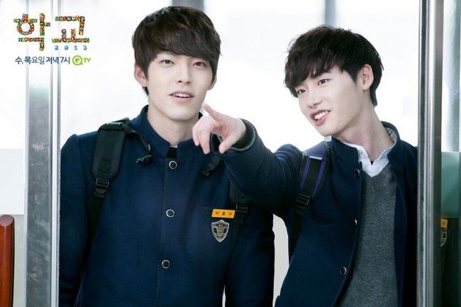 Lee Jong Suk dan Kim Woo Bin awalnya punya hubungan yang penuh konflik, tapi perlahan berkembang menjadi persahabatan di drama Korea School 2013. Bromance mereka tak kalah mencuri perhatian selama penayangannya. Foto: Instagram