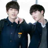 Lee Jong Suk dan Kim Woo Bin awalnya punya hubungan yang penuh konflik, tapi perlahan berkembang menjadi persahabatan di drama Korea School 2013. Bromance mereka tak kalah mencuri perhatian selama penayangannya. Foto: Instagram