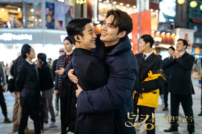 Woo Do Hwan menunjukkan kesetiaannya sebagai pengawal Lee Min Ho di drama Korea The King: Eternal Monarch. Ia selalu terlihat serius, tapi reaksi dinginnya terhadap kelakuan Lee Gon, yang bingung dengan dunia modern menghibur penonton. Foto: Instagram