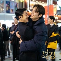 Woo Do Hwan menunjukkan kesetiaannya sebagai pengawal Lee Min Ho di drama Korea The King: Eternal Monarch. Ia selalu terlihat serius, tapi reaksi dinginnya terhadap kelakuan Lee Gon, yang bingung dengan dunia modern menghibur penonton. Foto: Instagram