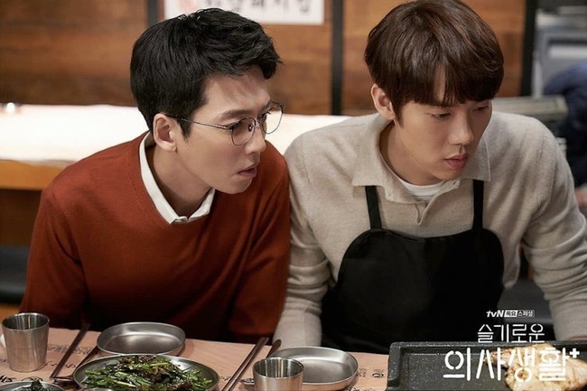 Bromance Yoo Yeon Seok dan Jung Kyung Ho dalam drama Korea Hospital Playlist menggambarkan persahabatan dewasa yang hangat. Keduanya saling kenal sejak masuk sekolah kedokteran. Perbedaan sifatnya justru memperkuat hubungan mereka setelah bekerja di rumah sakit Yulje Medical Center. Foto: Instagram