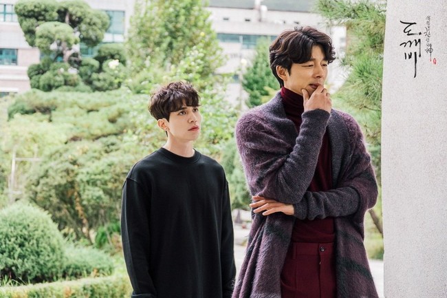 Gong Yoo dan Lee Dong Wook menghadirkan bromance ikonik sebagai goblin dan malaikat maut di drama Korea Guardian: The Lonely and Great God. Keduanya memiliki kepribadian bertolak belakang sehingga kerap terlibat pertengkaran sepele, interaksinya mengundang tawa penonton. Foto: Instagram