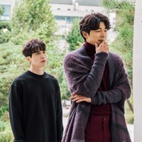 Gong Yoo dan Lee Dong Wook menghadirkan bromance ikonik sebagai goblin dan malaikat maut di drama Korea Guardian: The Lonely and Great God. Keduanya memiliki kepribadian bertolak belakang sehingga kerap terlibat pertengkaran sepele, interaksinya mengundang tawa penonton. Foto: Instagram